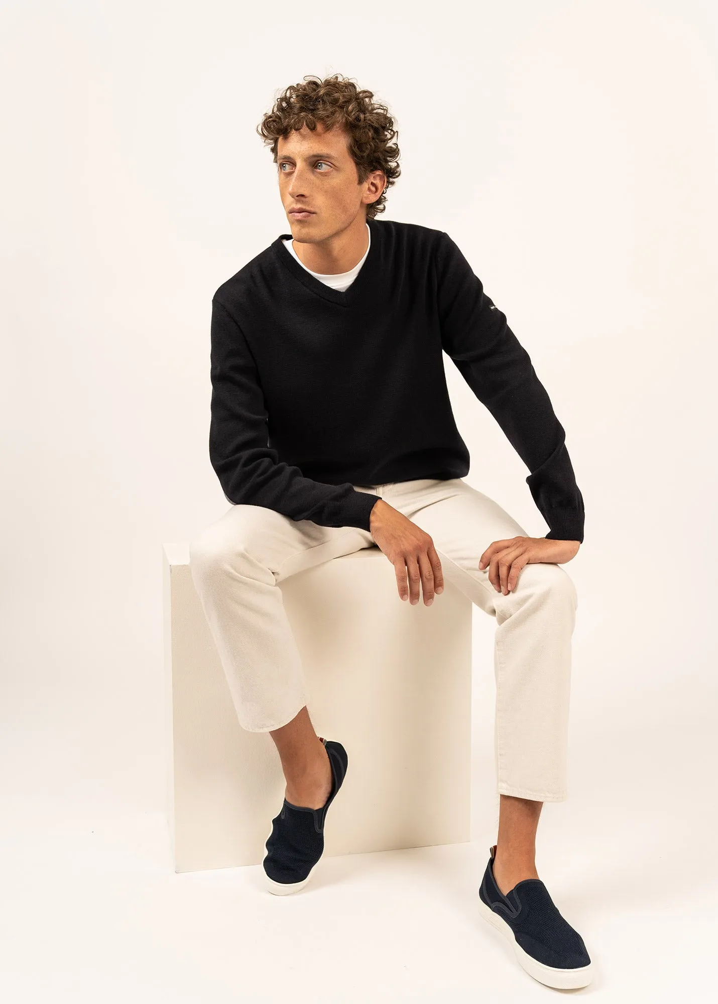 Cuirassé V neck jumper - in soft wool, with elbow patches (NAVY/PERLE CHINE)