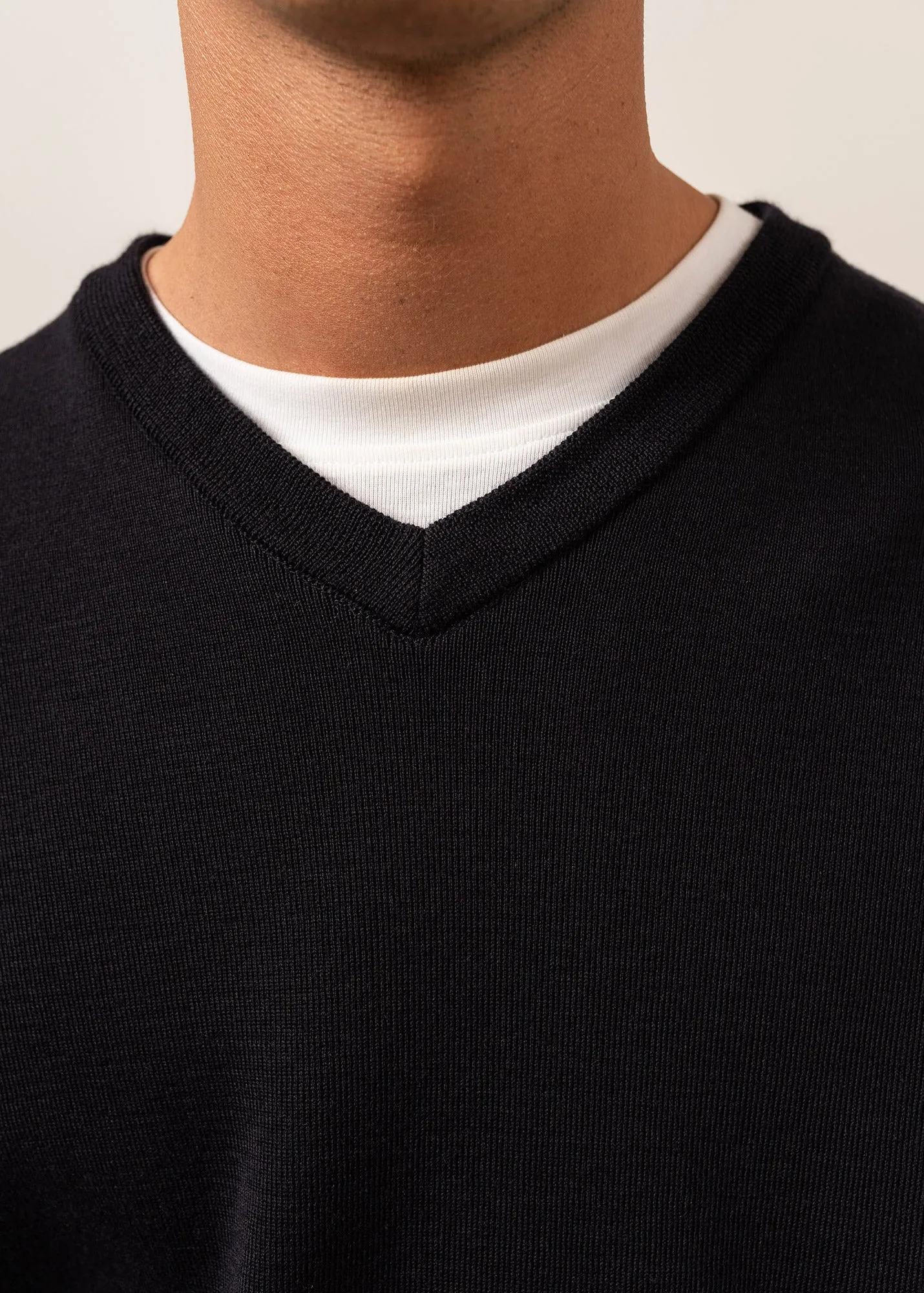 Cuirassé V neck jumper - in soft wool, with elbow patches (NAVY/PERLE CHINE)